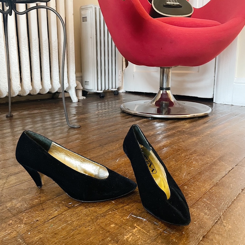 Vintage 80s velvet pumps